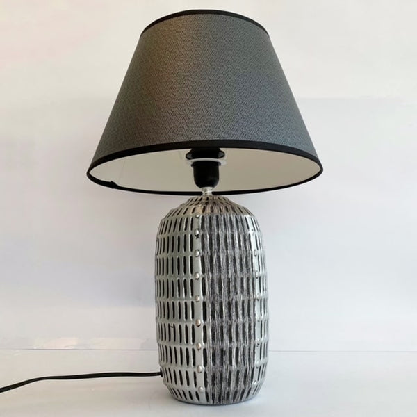 LÁMPARA GRIS CON PANTALLA GRIS AZULADA