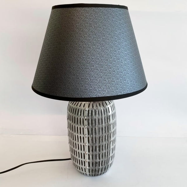LÁMPARA GRIS CON PANTALLA GRIS AZULADA