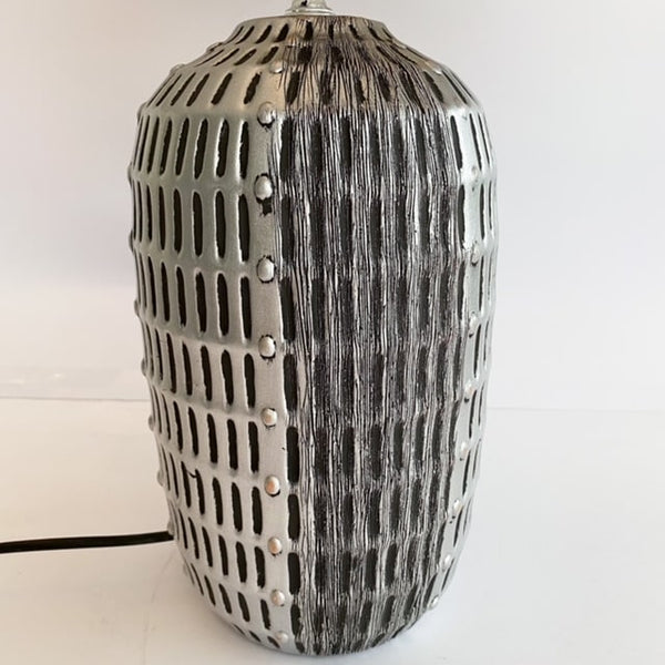 LÁMPARA GRIS CON PANTALLA GRIS AZULADA