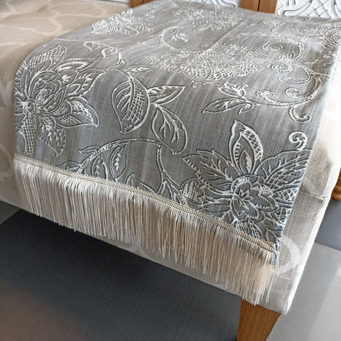 MANTA GRIS CON FLORES BLANCAS DE 185 X 180 CM