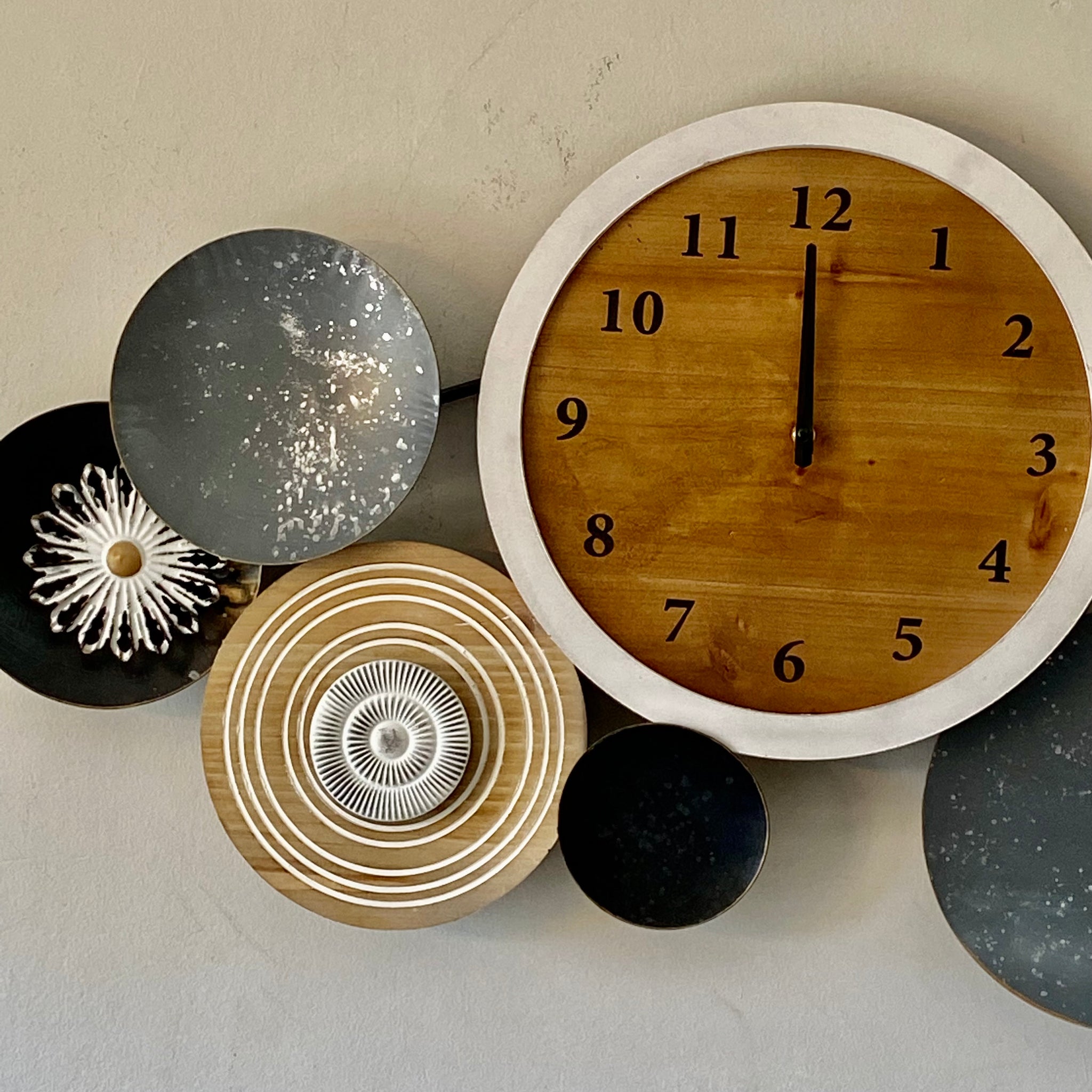 MURAL CON RELOJ DE MADERA Y METAL BLANCO NEGRO Y DORADO Azohia Design