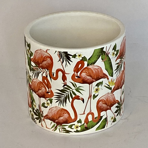 MACETERO DE CERÁMICA CON DISEÑO FLAMENCOS Y FONDO BLANCO Y FLORES EXÓTICAS
