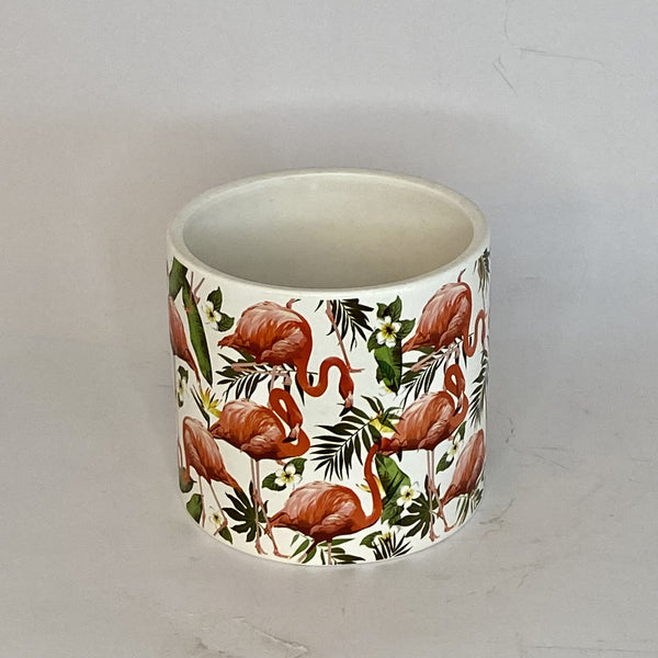 MACETERO DE CERÁMICA CON DISEÑO FLAMENCOS Y FONDO BLANCO Y FLORES EXÓTICAS