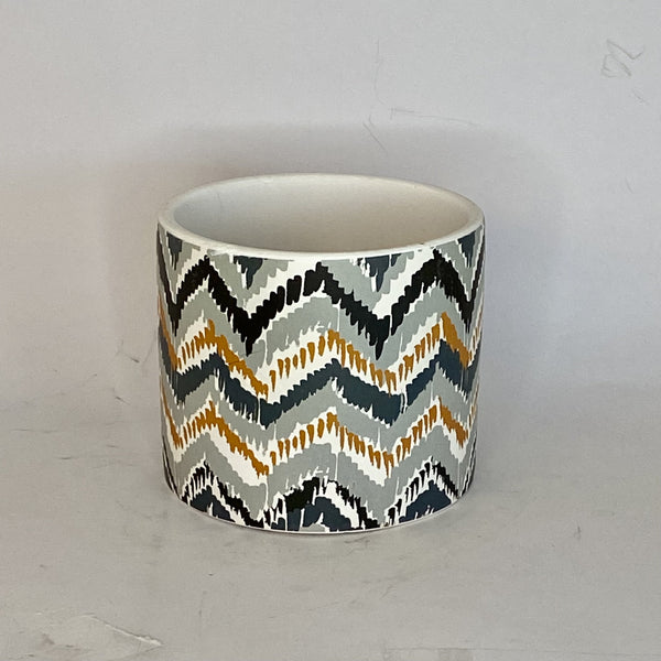 MACETERO DE CERÁMICA BLANCO CON DISEÑO LÍNEAS ONDULADAS COLORES 10 A X 11,5 CMS D