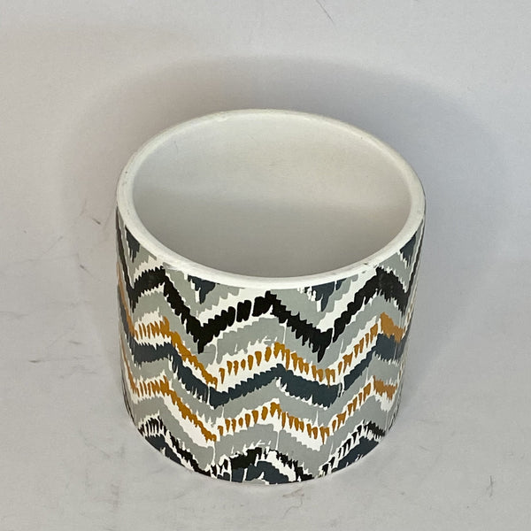 MACETERO DE CERÁMICA BLANCO CON DISEÑO LÍNEAS ONDULADAS COLORES 10 A X 11,5 CMS D