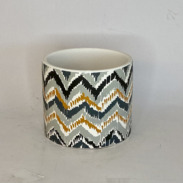 MACETERO DE CERÁMICA BLANCO CON DISEÑO LÍNEAS ONDULADAS COLORES 10 A X 11,5 CMS D
