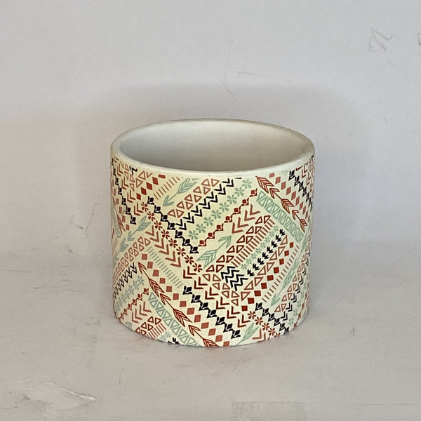 MACETERO DE CERÁMICA BLANCO CON DISEÑO LÍNEAS SIMETRICAS DE SIGNOS EN COLORES 10 A X 11,5 CMS D