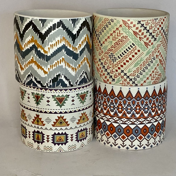 MACETERO DE CERÁMICA BLANCO CON DISEÑO LÍNEAS ONDULADAS COLORES 10 A X 11,5 CMS D