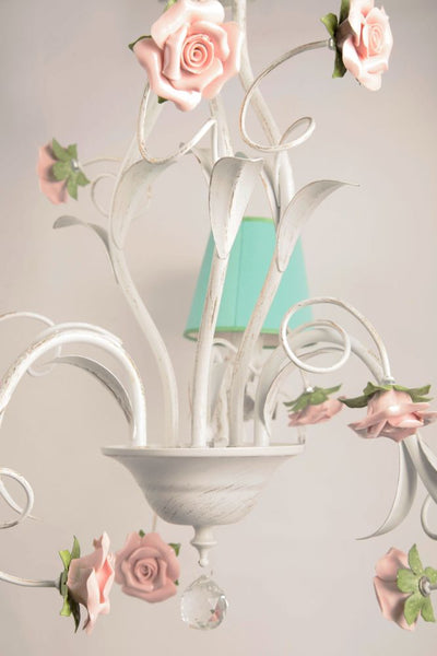 LÁMPARA BLANCA COLGANTE CON ROSAS DE PORCECLANA 3 LUCES