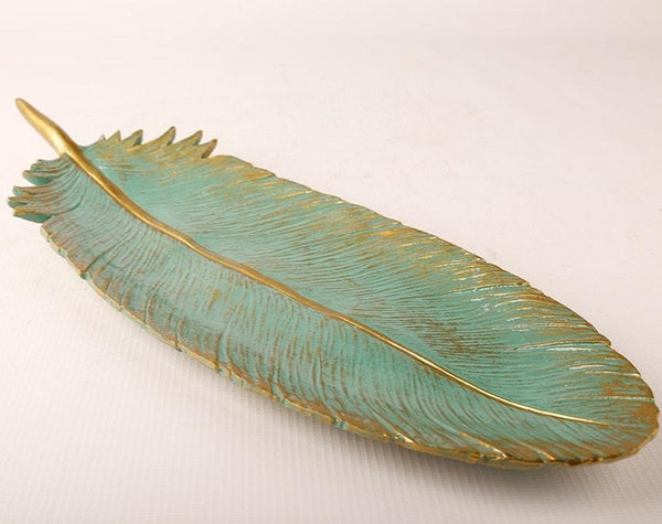 plato-pluma-turquesa-y-dorado-3