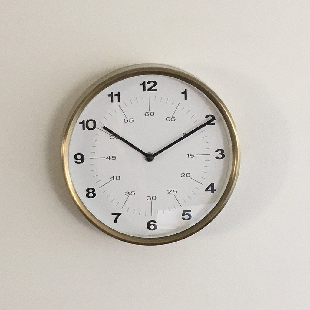 reloj-pared-dorado-y-blanco