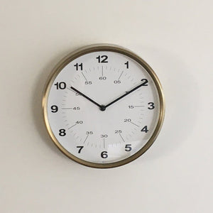reloj-pared-dorado-y-blanco