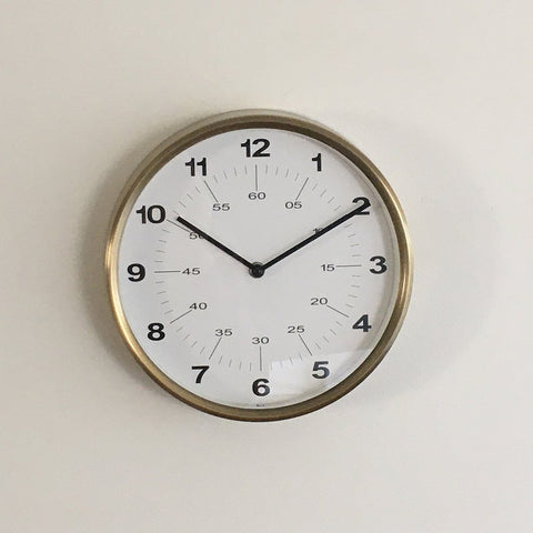 reloj-pared-dorado-y-blanco
