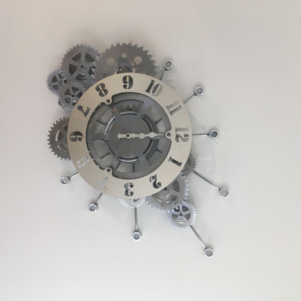 RELOJ INDUSTRIAL GRIS Y PLATA 45 X 66 CMS