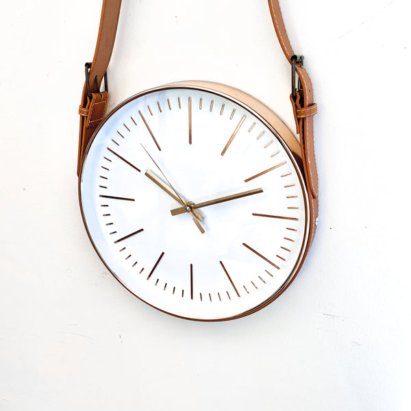 RELOJ DE COLOR COBRE Y ESFERA BLANCA CON CORREA