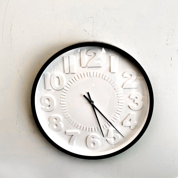 RELOJ DE PARED NEGRO Y ESFERA BLANCA