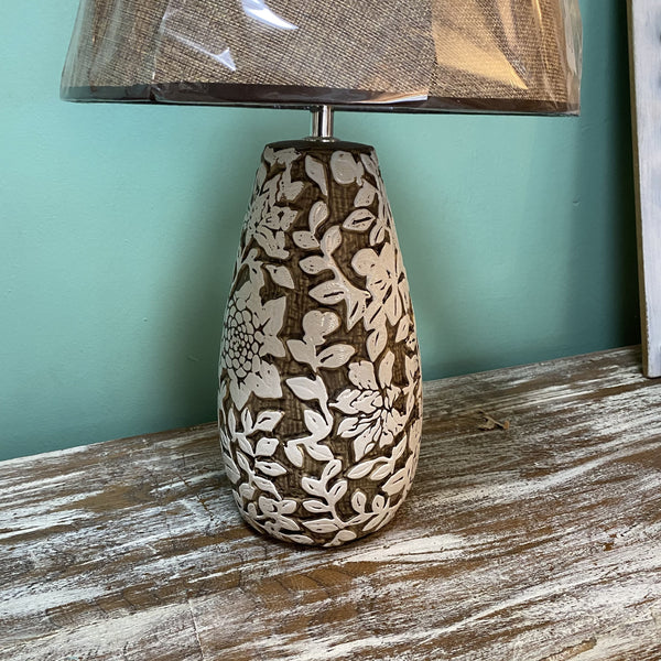 LÁMPARA CERÁMICA OVALADA CON ROSAS BLANCAS ESTILO  VINTAGE ALTO 50 CMS.