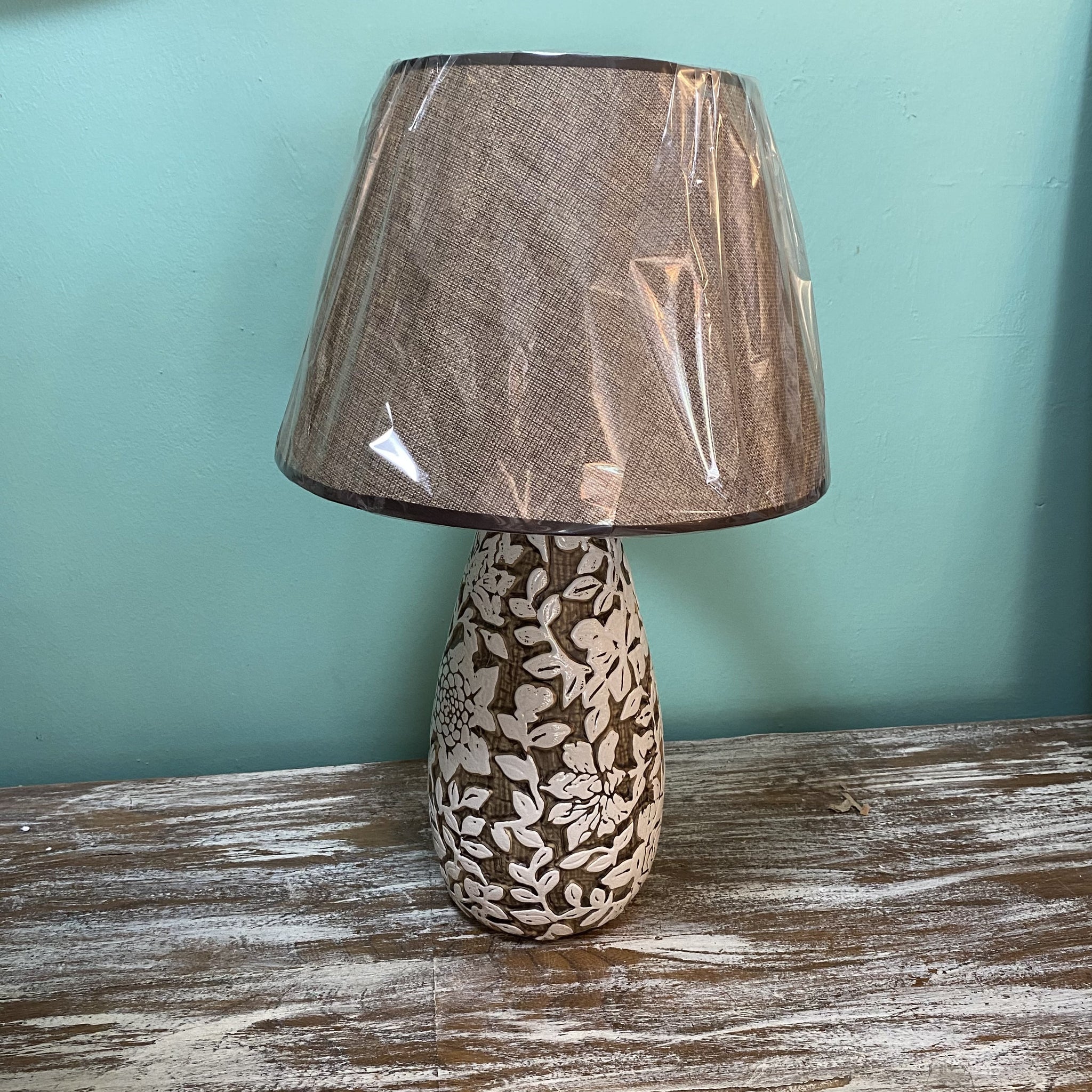 LÁMPARA CERÁMICA OVALADA CON ROSAS BLANCAS ESTILO  VINTAGE ALTO 50 CMS.