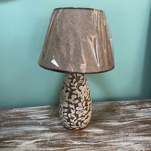 LÁMPARA CERÁMICA OVALADA CON ROSAS BLANCAS ESTILO  VINTAGE ALTO 50 CMS.