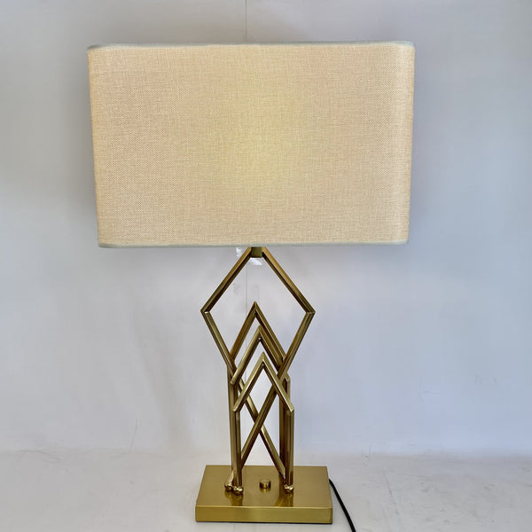LAMPARA HIERRO GRAN PORTE DORADA METÁLICA DE 66 CMS ALTO.