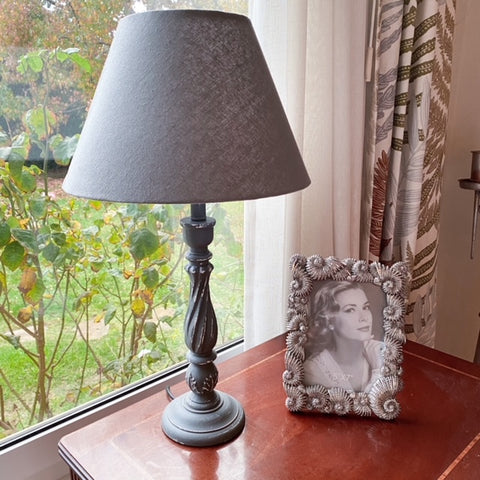 LÁMPARA VINTAGE MADERA TORNEADA DECAPADA GRIS ALTO 63 CMS