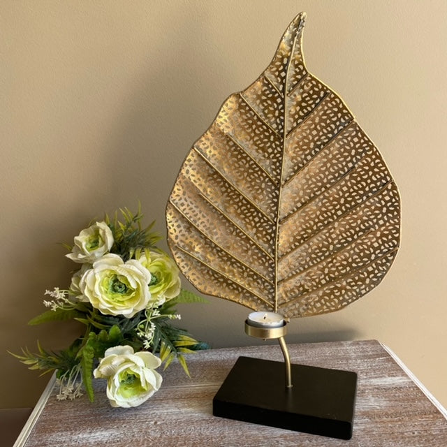 FIGURA DE HOJA METÁLICA DECORATIVA DORADA BASE NEGRA DE 26 x 10 x 44 cm