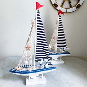 VELERO DE MADERA BLANCO AZUL Y SOGA CON PEDESTAL