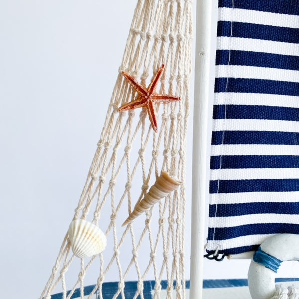 VELERO DE MADERA BLANCO AZUL Y SOGA CON PEDESTAL